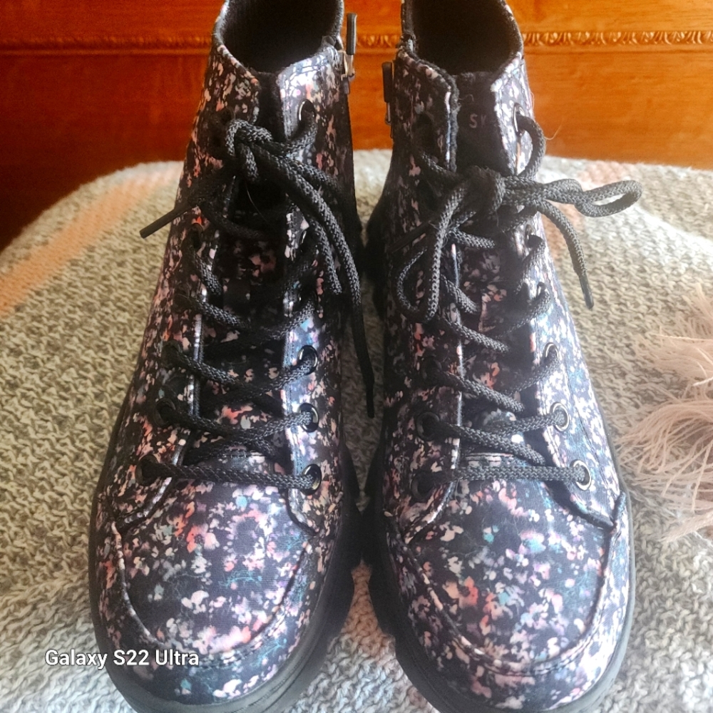 Skechers Women's RoadiesSurge-Lotsa Flowers comfort Sneaker